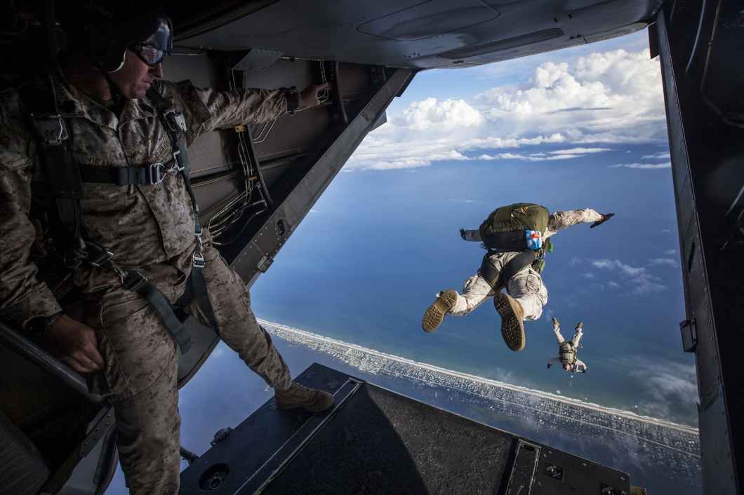 militray men sky diving